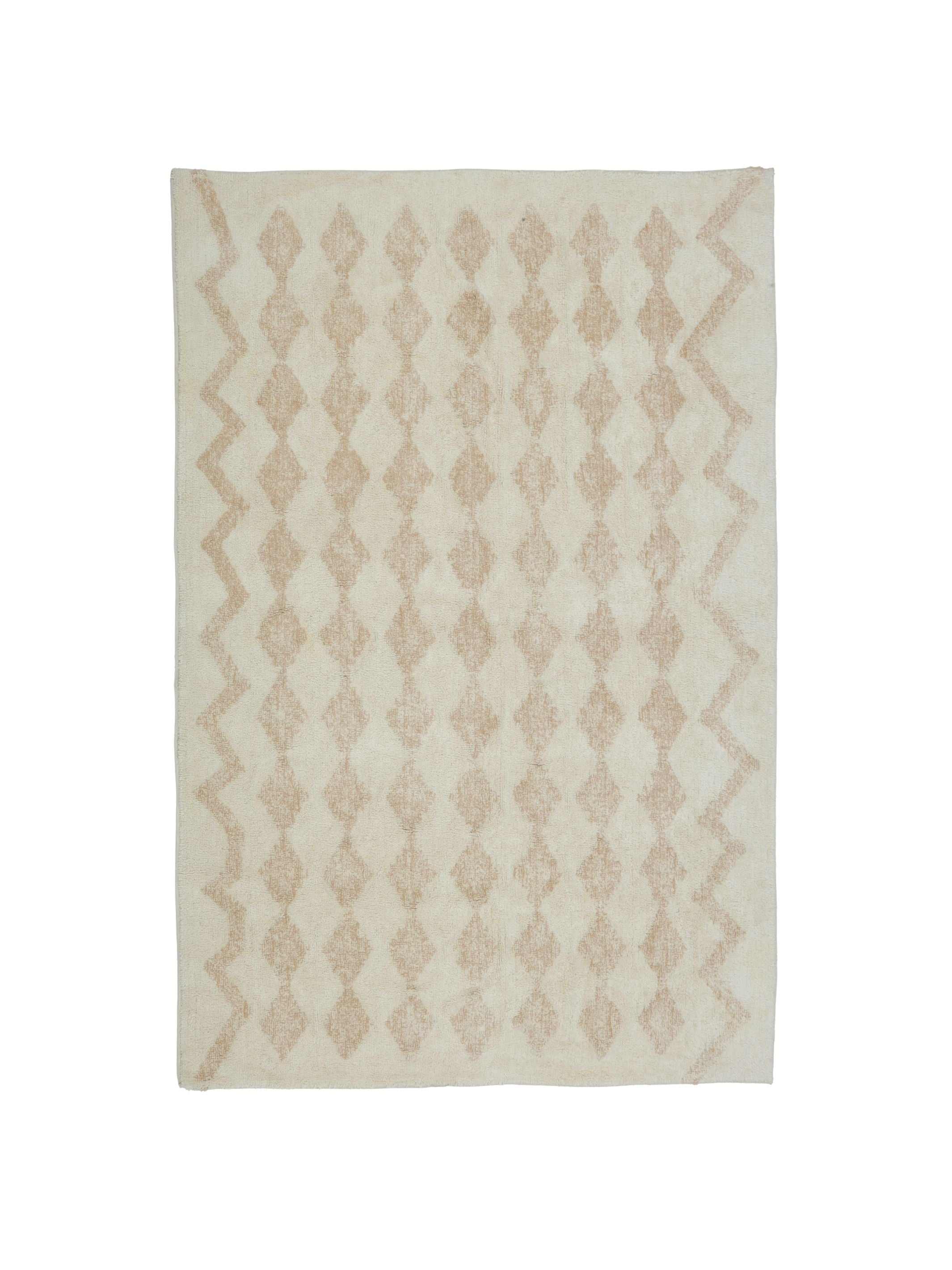 Natural rug with dusty coral diamond details