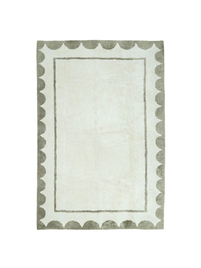 Natural rug with taupe scallop details